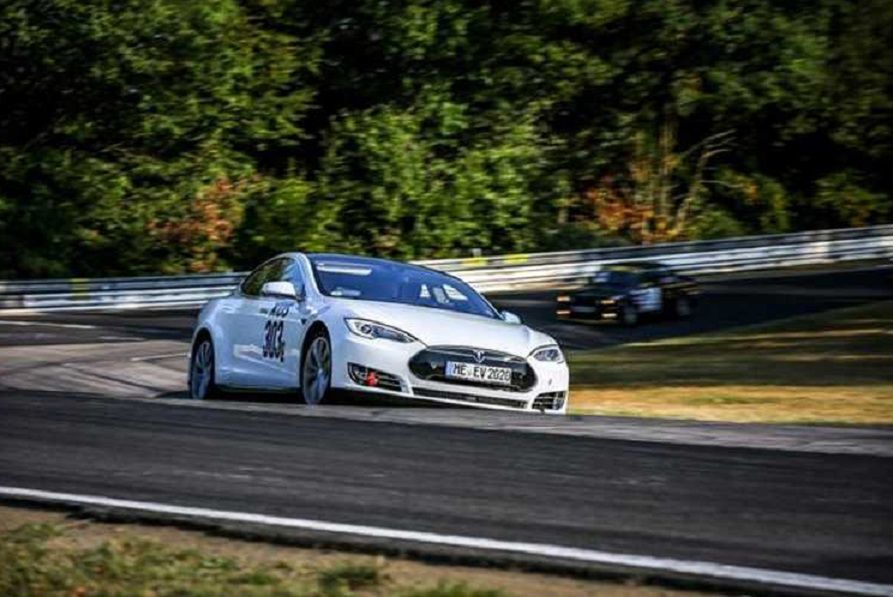 Tesla jedzie na Nürburgring. Spróbuje pobić rekord Porsche Taycan