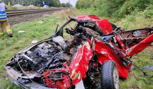 Auto wjechało pod pociąg w Motylewie. W środku matka z dziećmi