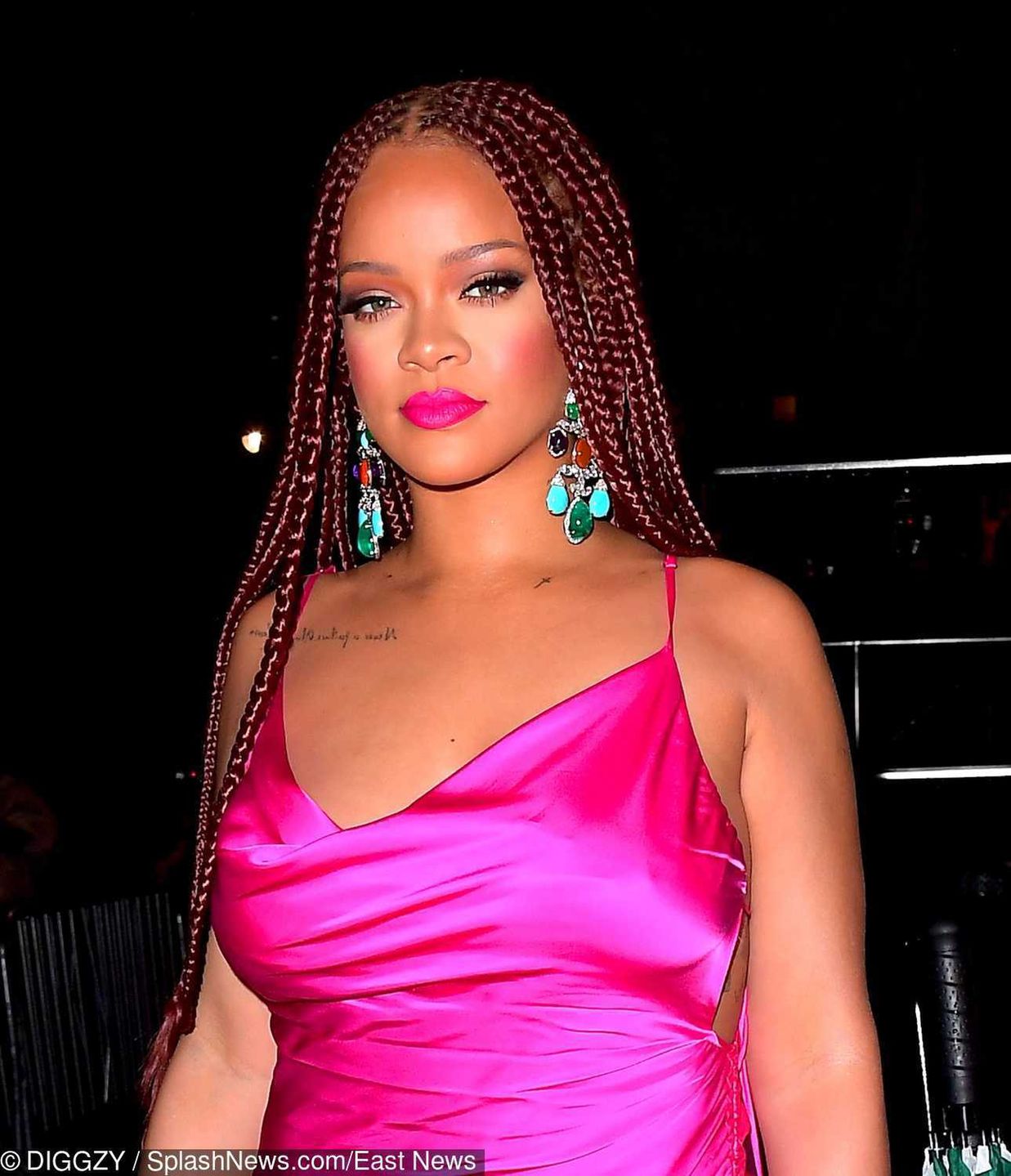 Rihanna w nowej fryzurze i różowej mini na otwarciu swojego butiku w Nowym Jorku