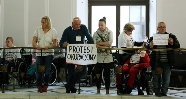 30 osób okupuje w proteście Sejm