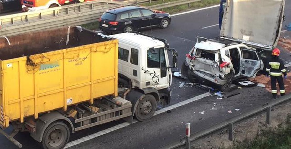 Śmieciarka zmiażdżyła osobówkę na S8. Wbiła auto pod samochód dostawczy