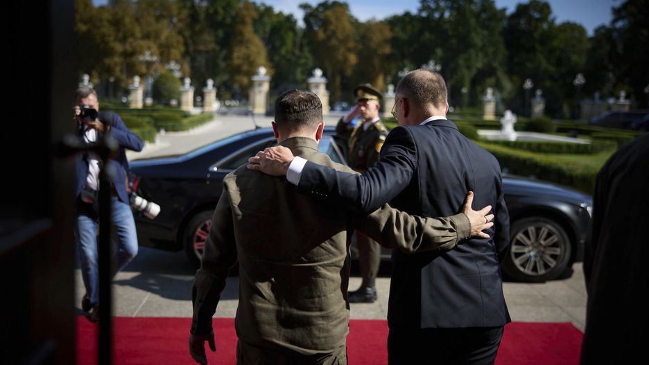Prezydent Duda w Kijowie
Mandatory Credit: Photo by Ukraine Presidency/Ukrainian Pre/Planet Pix via ZUMA Press Wire/Shutterstock (14659809d)
Ukrainian President Volodymyr Zelenskyy, left, walks Polish President Andrzej Duda, out to his motorcade following events marking the 33rd Anniversary of Ukraine Independence at the Mariinsky Palace, August 24, 2024 in Kyiv, Ukraine.
Polish President Duda Departure From Kyiv, Kiev Oblast, Ukraine - 24 Aug 2024
Ukraine Presidency/Ukrainian Pre