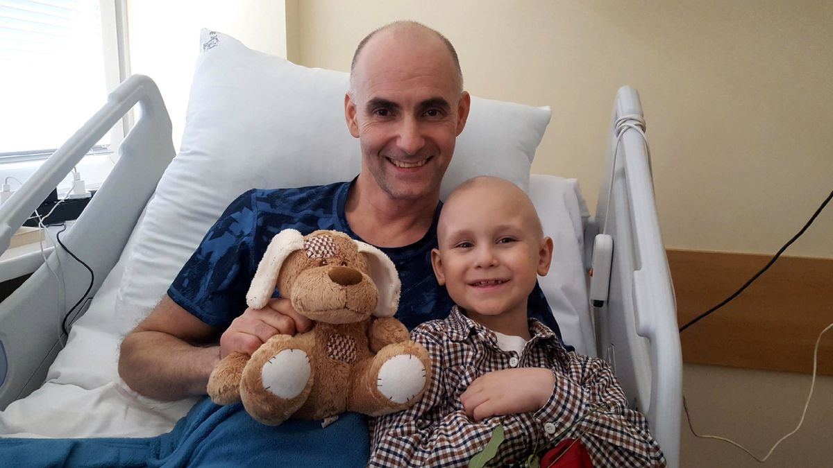 Siedmioletni Michał, który choruje na rozległy nowotwór tkanek miękkich podczas spotkania z Tomaszem Gollobem