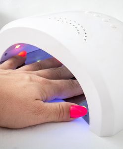 Sama robisz sobie żelowe paznokcie? Dermatolożka ma kilka rad