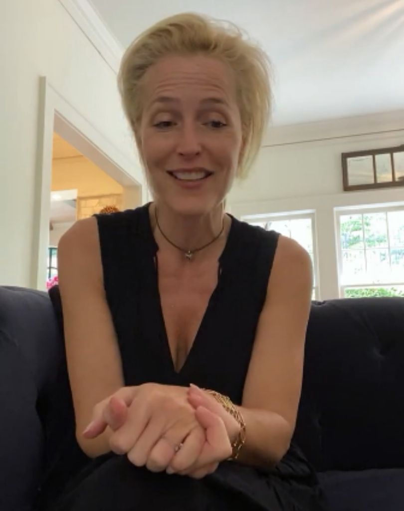 Gillian Anderson rezygnuje z noszenia biustonosza