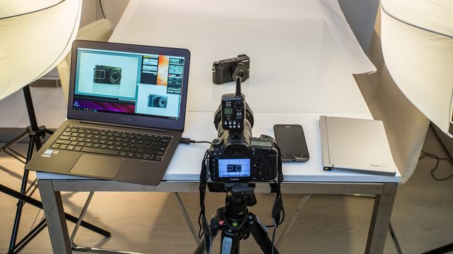 Podczas zdjęć z lustrzanką wykorzystałem laptopa Asus ZenBook UX305, który przydał się do podglądu zdjęć na żywo