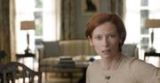 Tilda Swinton przeszła ogromną metamorfozę. W długich włosach jest nie do poznania