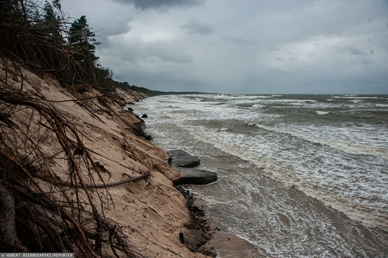 Sztorm na Bałtyku. Plaża "zniknęła", klif uszkodzony