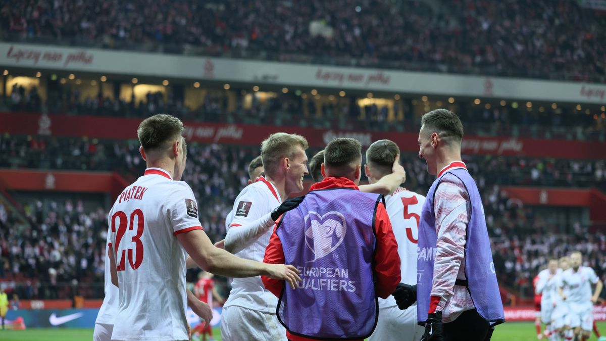 Piłkarze reprezentacji Polski cieszący się z gola w meczu z Węgrami