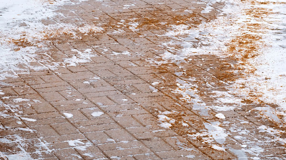 Jak prawidłowo zabezpieczyć przed mrozem kostkę brukową?