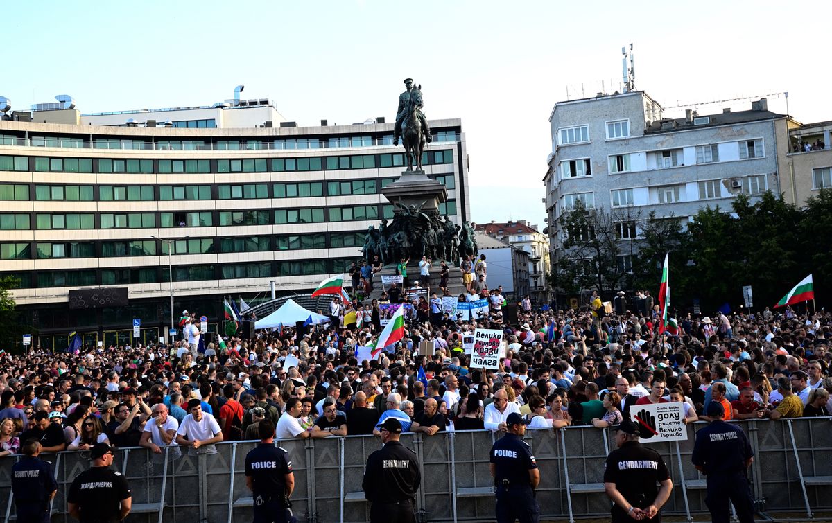 Po głosowaniu w bułgarskim parlamencie ludzie wyszli na ulice Sofii