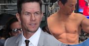 Mark Wahlberg ściągnął koszulkę, pokazał umięśnioną klatę. Tak trenuje 52-letni gwiazdor