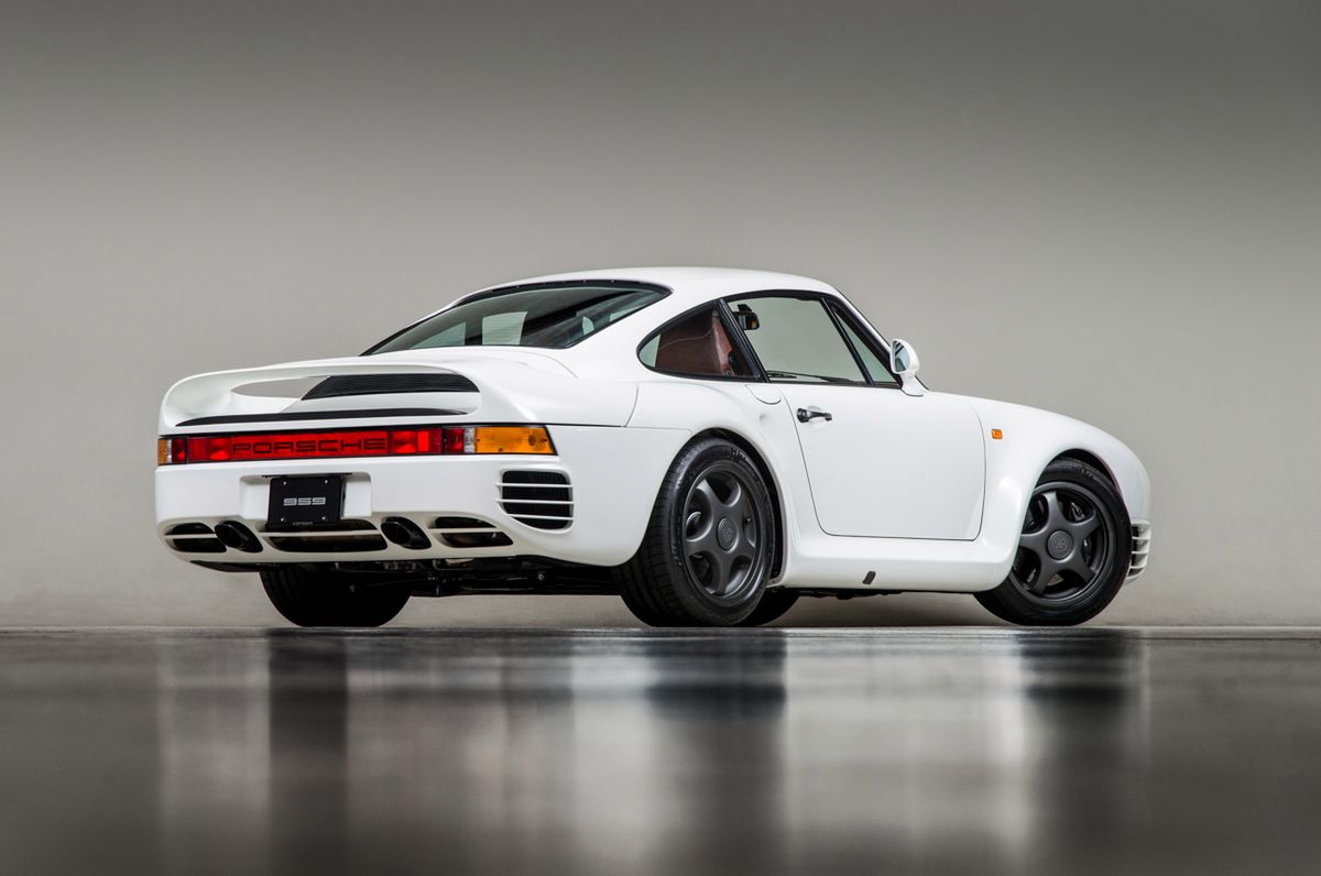 Porsche 959 produkowane w latach 1986-1989, napędzane 2,8-litrowym bokserem z turbo, rozwijało fabrycznie moc 450 KM. Jak przystało na porządny tuning w tym stylu, osiągi silnika w tym egzemplarzu znacznie poprawiono. 774 KM i 861 Nm to parametry godne samochodu sportowego z najwyższej półki.