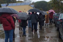 Koronawirus w Polsce. Ludzie w deszczu czekają na pobranie wymazu