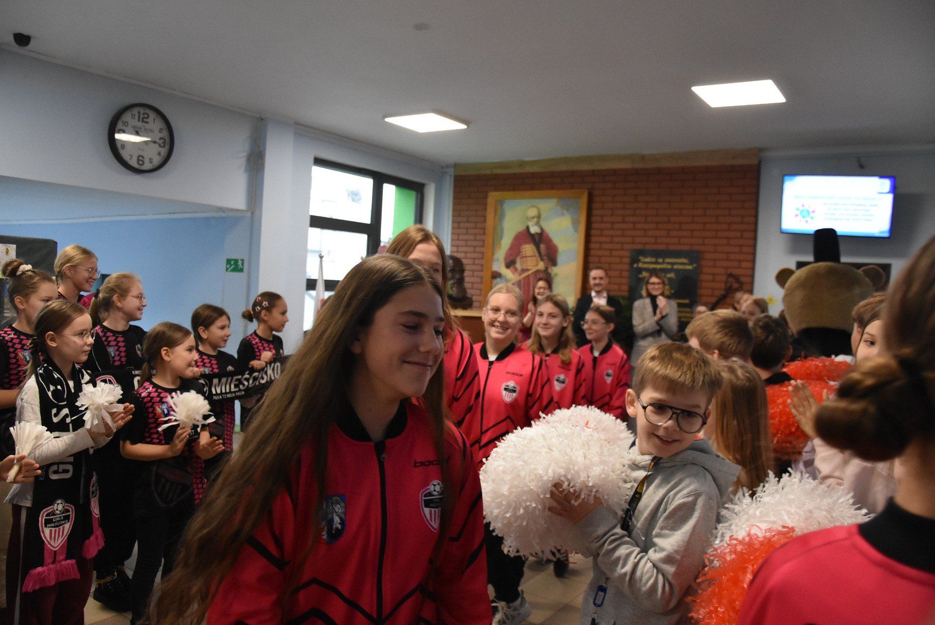 Powitanie młodych zwyciężczyń II turnieju &#34;Z Orlika na stadion&#34;