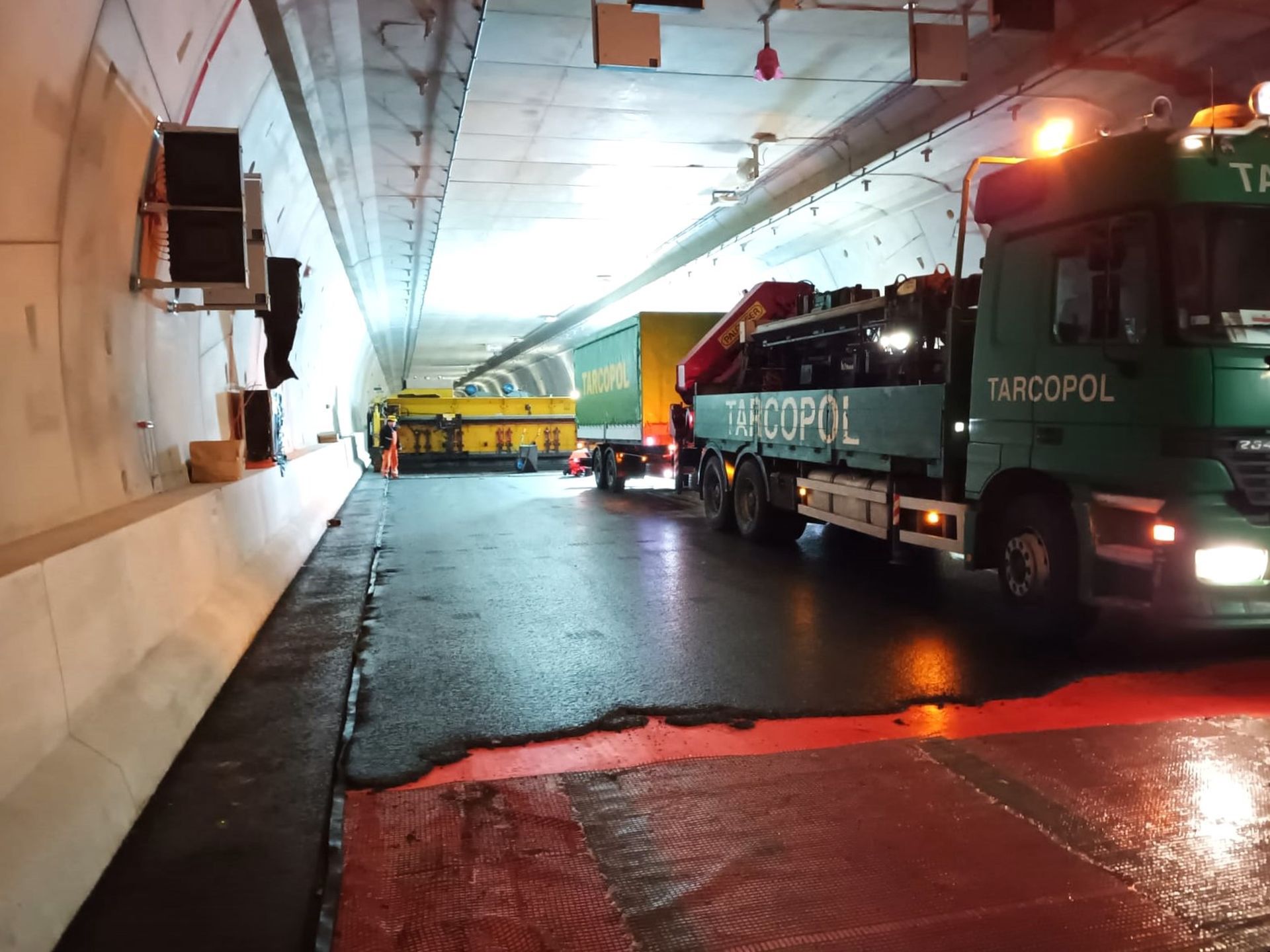 Układanie asfaltu w tunelu pod Świną