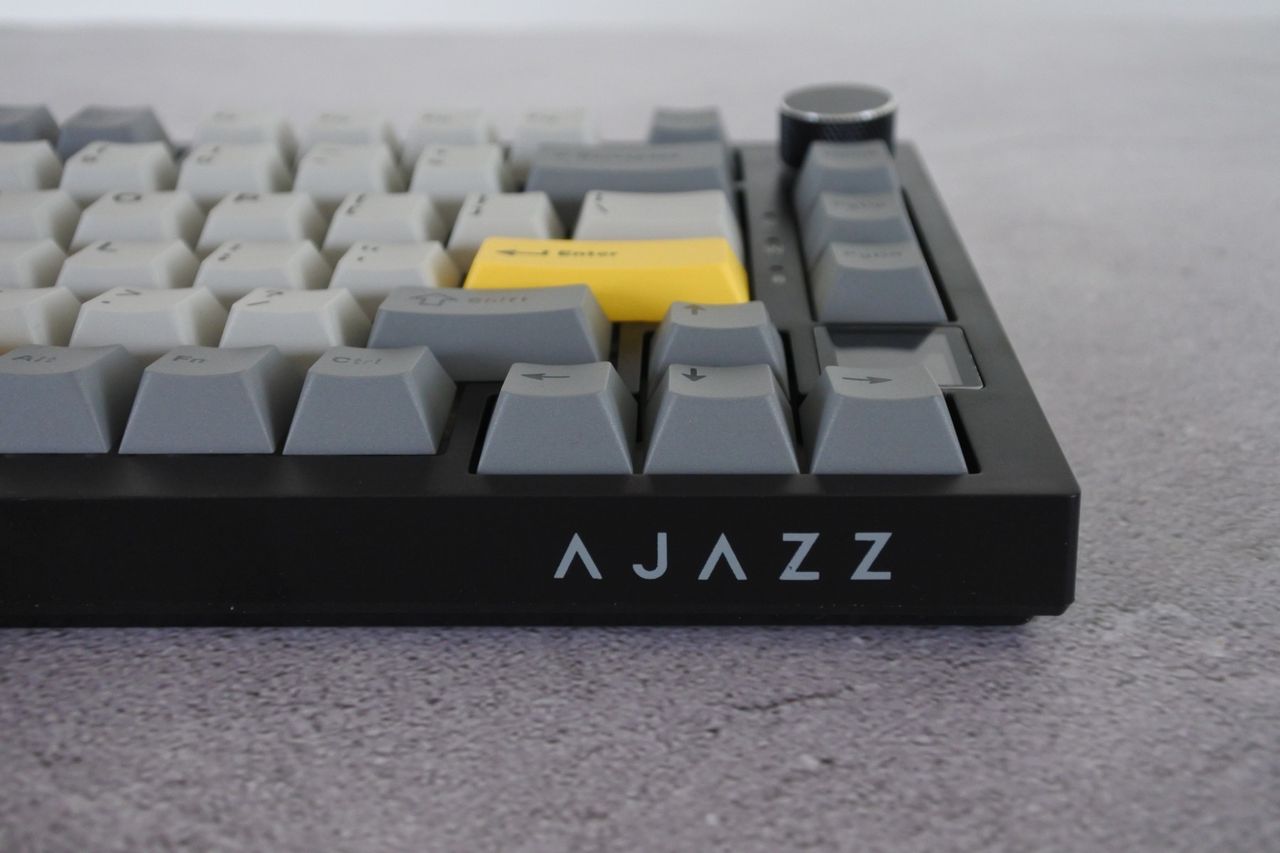 Mechaniczna klawiatura EPOMAKER x Ajazz AK820 Pro z małym ekranem! — recenzja