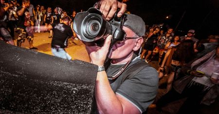 Paparazzo zdradza nam tajniki pracy. "Najlepsze drzewo do robienia zdjęć w Warszawie" i "patent na turystę z Radomia" to dopiero początek