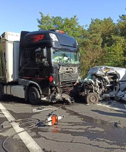 Makabryczny wypadek. Kierowca zginął na miejscu. Był zakleszczony w pojeździe