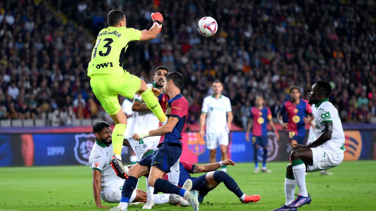 Zdjęcie okładkowe artykułu: Getty Images / David Ramos / Na zdjęciu: David Soria powstrzymuje Roberta Lewandowskiego