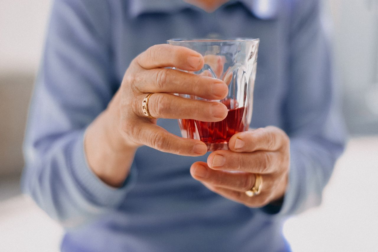 Seniorzy powinni pić codziennie. Efekty pojawią się szybko