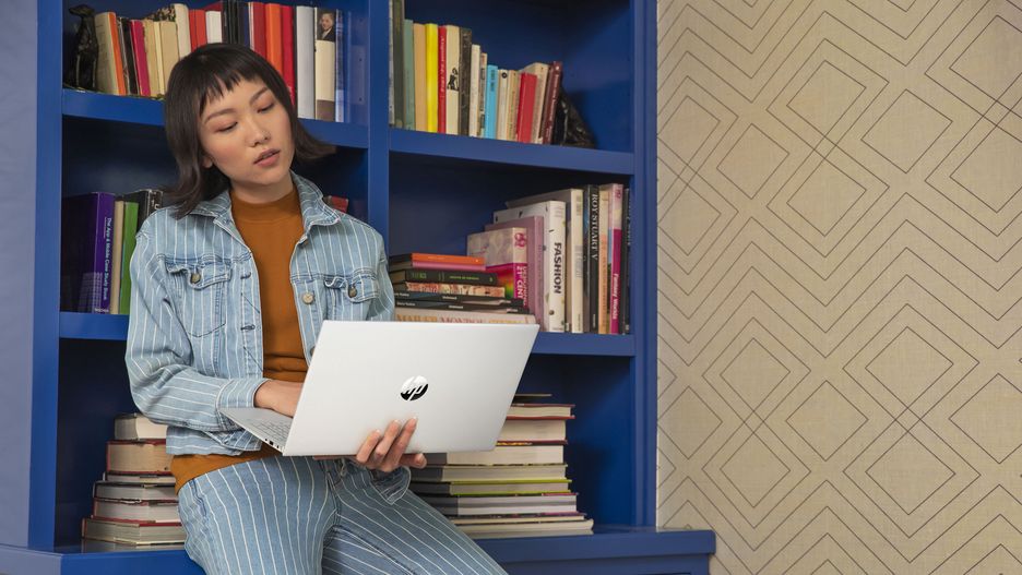 W edukacji doskonale sprawdzą się laptopy ze średniej półki, które nie obciążają portfela.