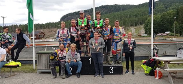 Dekoracja medalistów norweskiej Speedway Ligi w Oslo (fot. Stanisław Wrona)