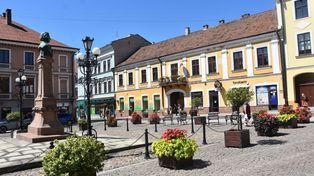 Betonowy Plac Kazimierza w Tarnowie mieni się kolorami. Donice z kwiatami mają być ozdobą i przypominać kierowcom, że to nie parking!