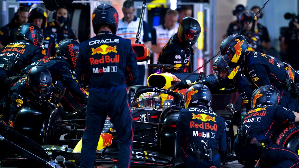 Max Verstappen i mechanicy Red Bulla