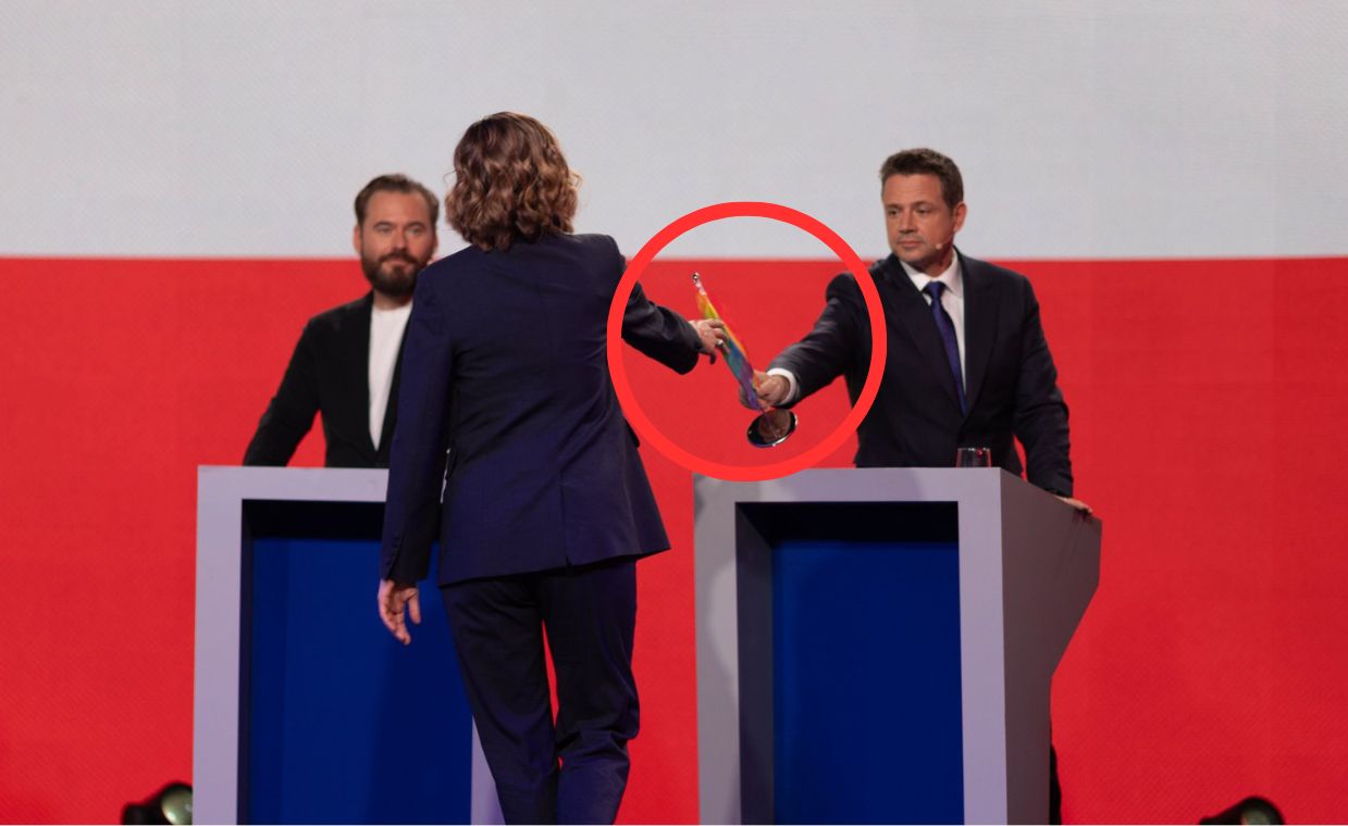 On ją schował, ona mu ją zabrała. Niespodziewany ruch