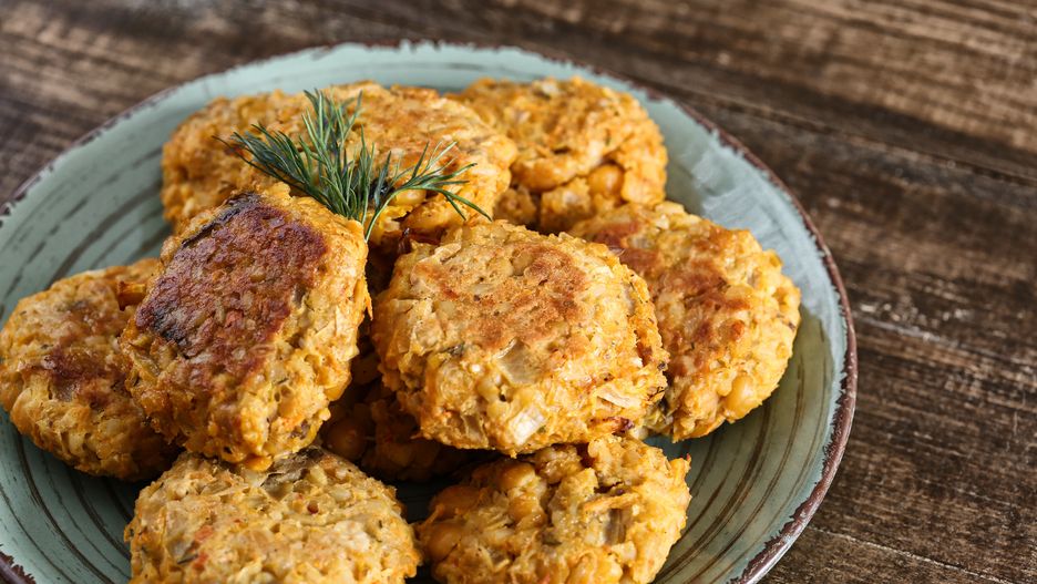 Kotlety z grochu z kaszą bulgur i surówką z kapusty pekińskiej