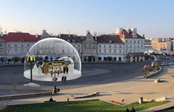 McDonald's postawił śnieżną kulę w centrum Lublina