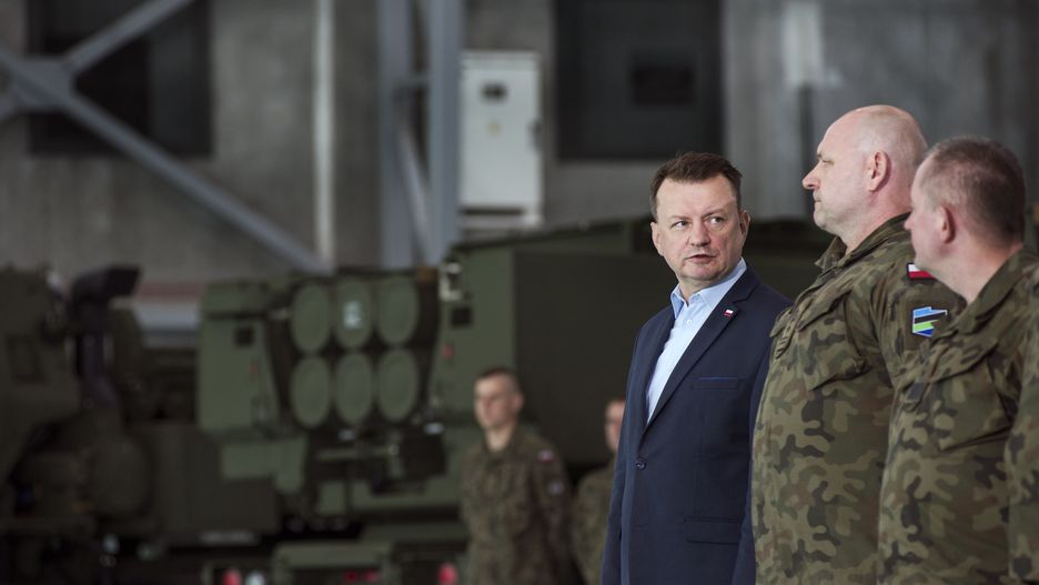 Mariusz Błaszczak w 1 Bazie Lotnictwa Transportowego podczas uroczystości związane z dostarczeniem do Polski pierwszych wyrzutni rakietowych HIMARS
