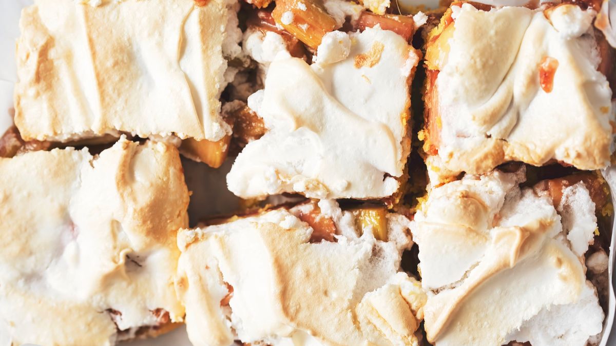 Ciasto z rabarbarem, budyniem i bezą jest lepsze od szarlotki