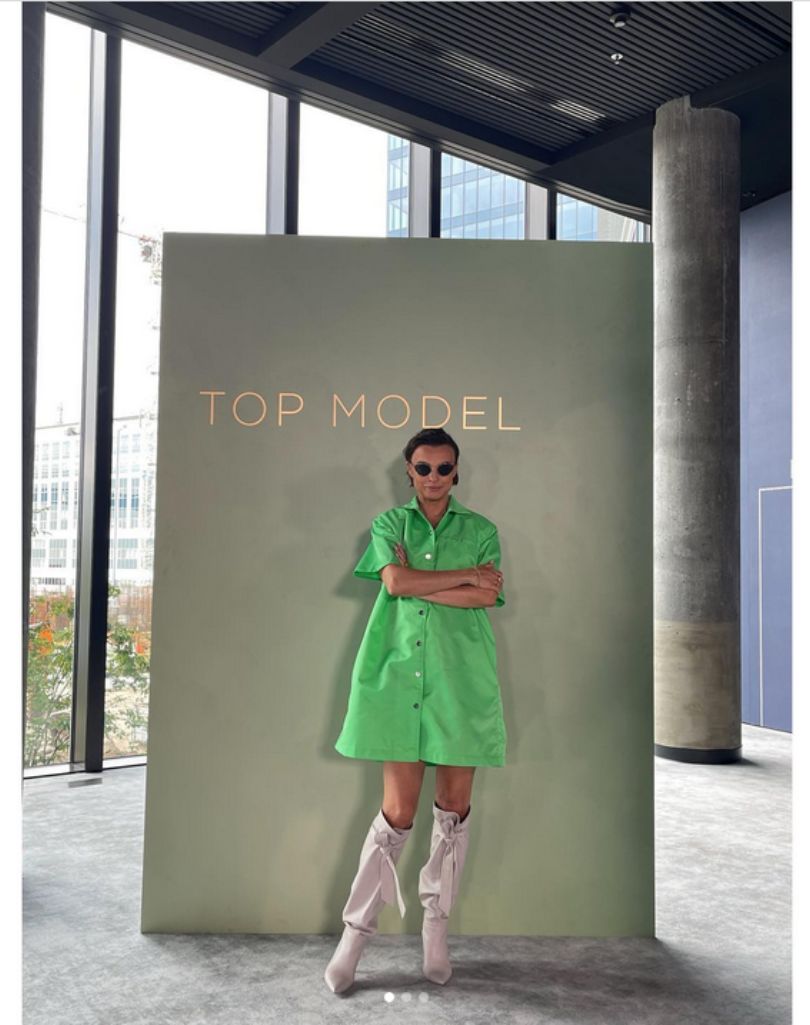 Katarzyna Sokołowska eksponuje ciążowy brzuch na planie "Top Model"