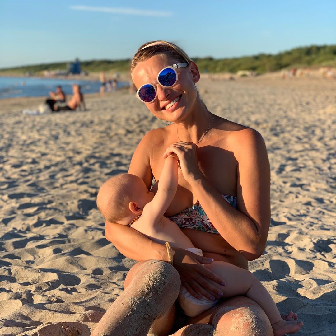 Joanna Moro karmi córkę na plaży