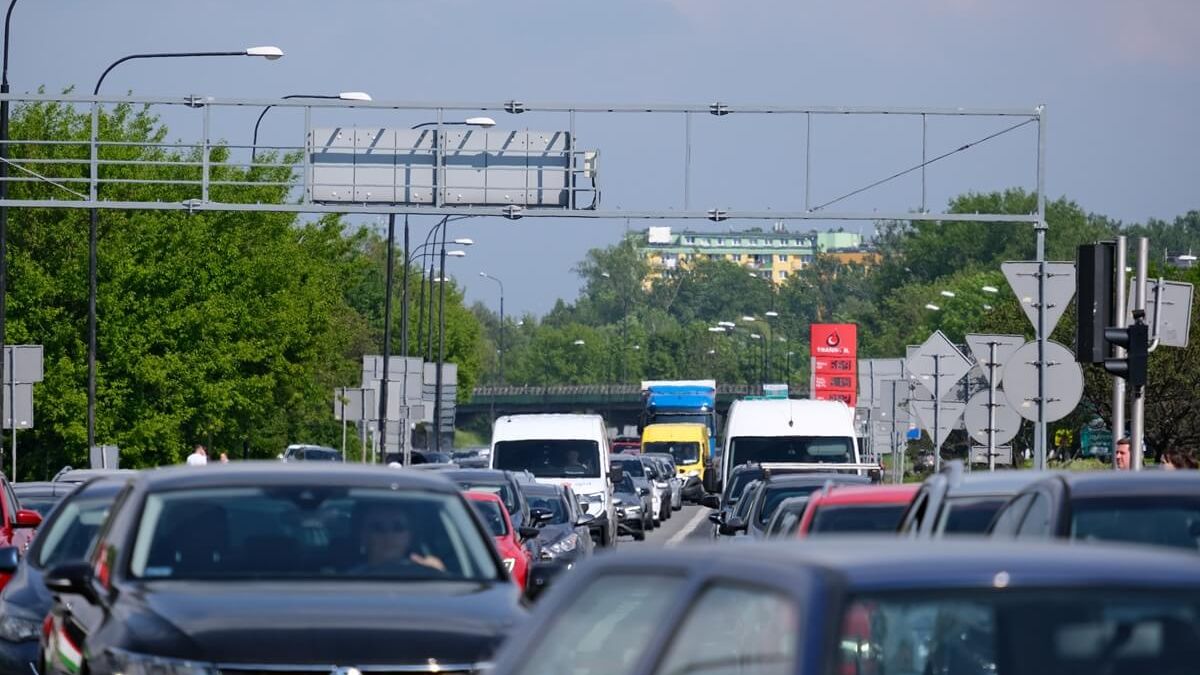 Samochody stojące w korku na al. Tysiąclecia w Lublinie