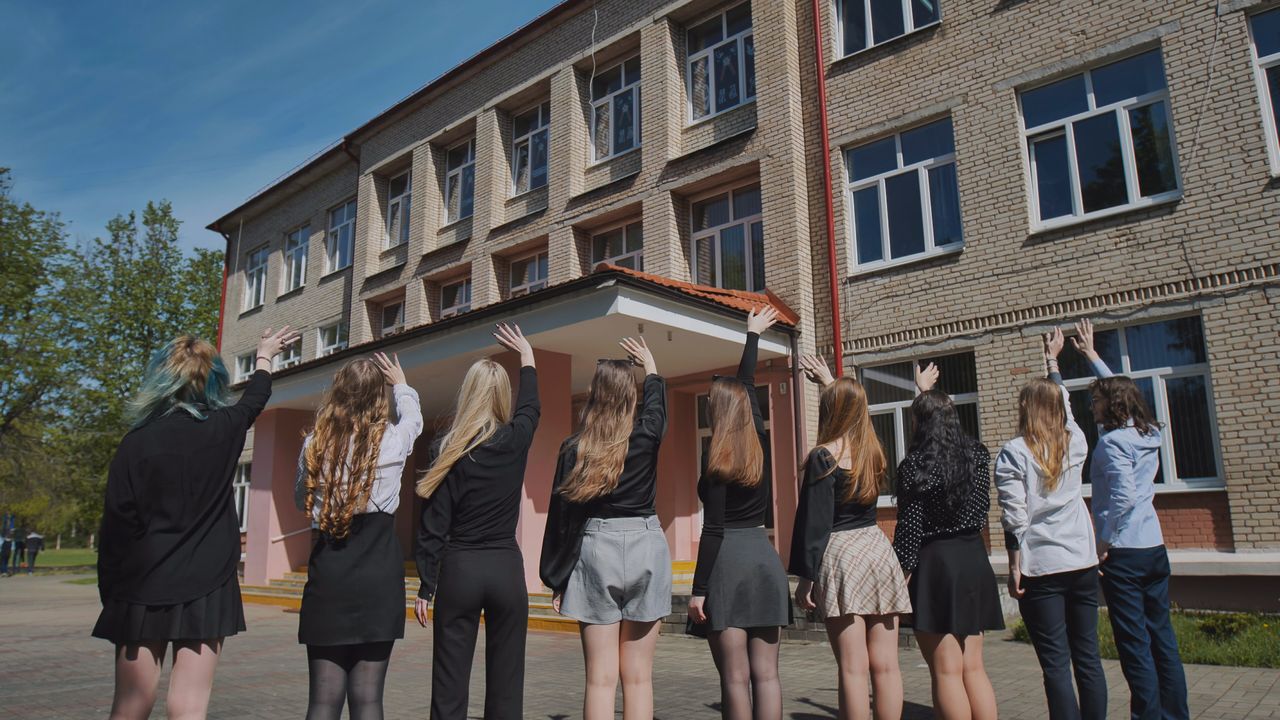 Zakończenie roku szkolnego w Krakowie. Uczniowie cieszą się wakacjami
