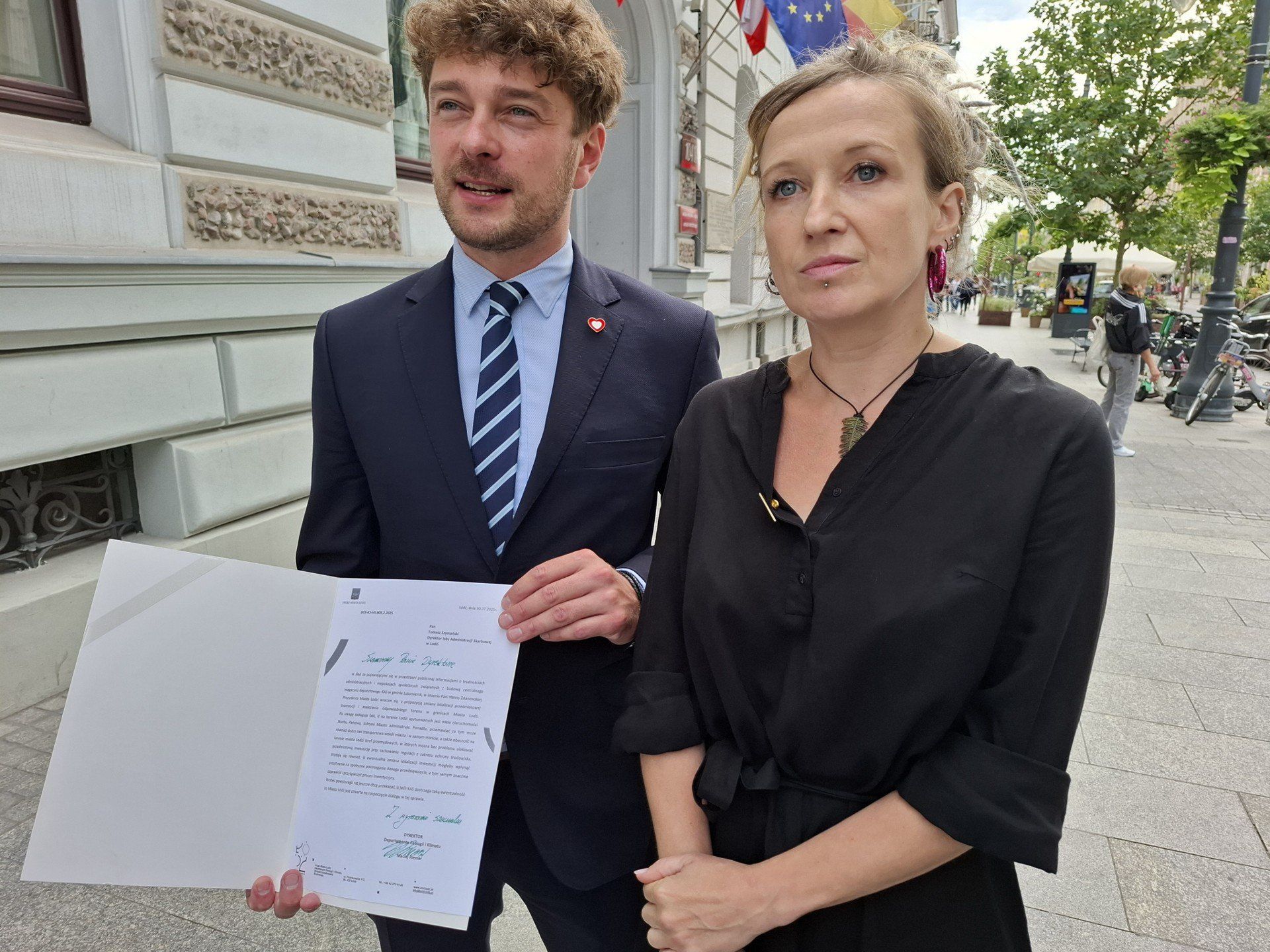 Magdalena Gałkiewicz i Maciej Riemer podczas konferencji 31 lipca 2025 przekazali informację dotyczącą propozycji prezydent Hanny Zdanowskiej, przeniesienia planowanej budowy magazynu depozytowego Krajowej Administracji Skarbowej do Łodzi.