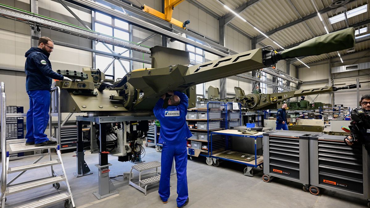 Na zdjęciu prace w zakładzie niemieckiego giganta zbrojeniowego Rheinmetall