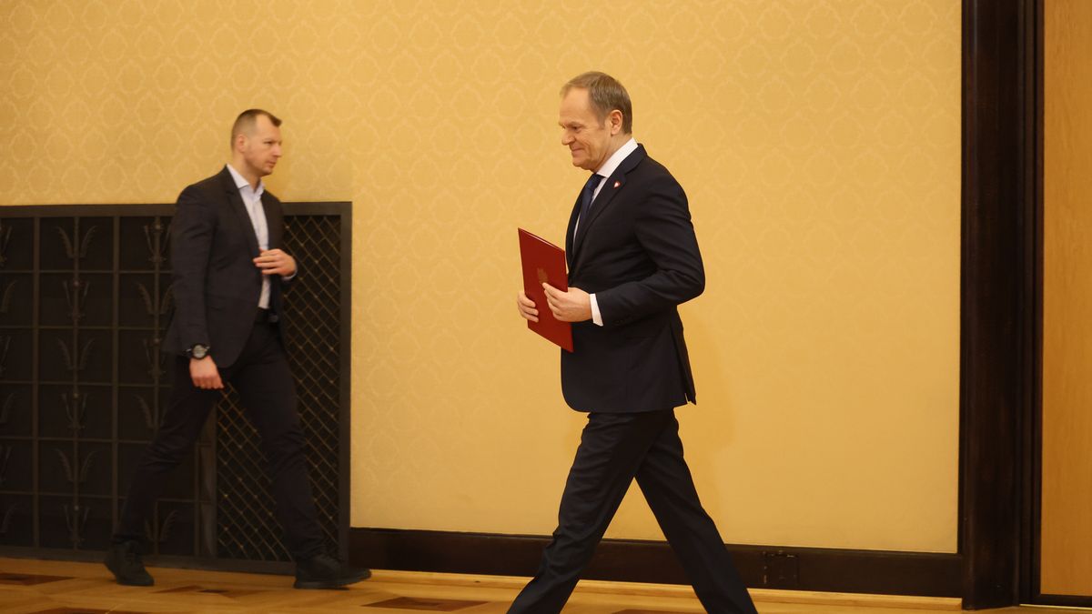 Warszawa, 15.01.2024. Premier Donald Tusk (P) przed konferencją prasową w KPRM w Warszawie, 15 bm. Premier Tusk ogłosił m.in. termin wyborów samorządowych, które odbędą się w dniach 7 i 21 kwietnia br. (mr) PAP/Leszek Szymański