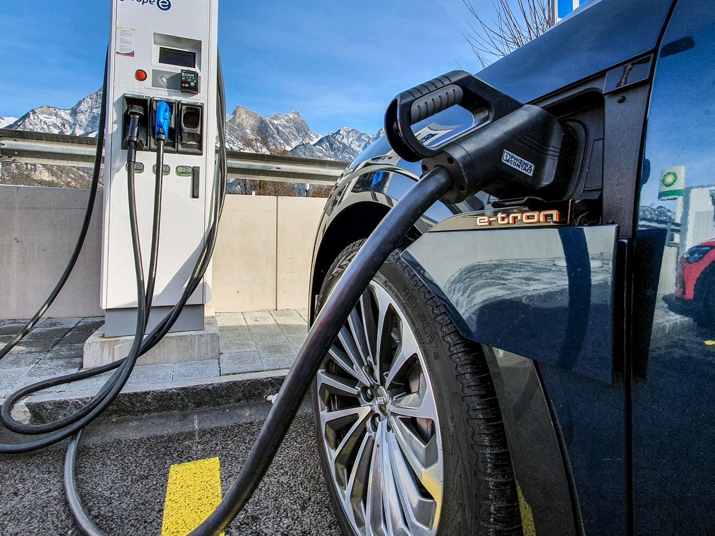 Ładowanie samochodu elektrycznego na ładowarce Ionity