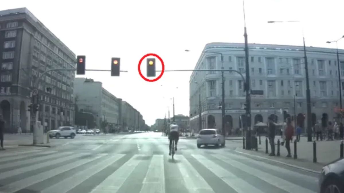 Rajd rowerem na czerwonym świetle. Internauci oburzeni