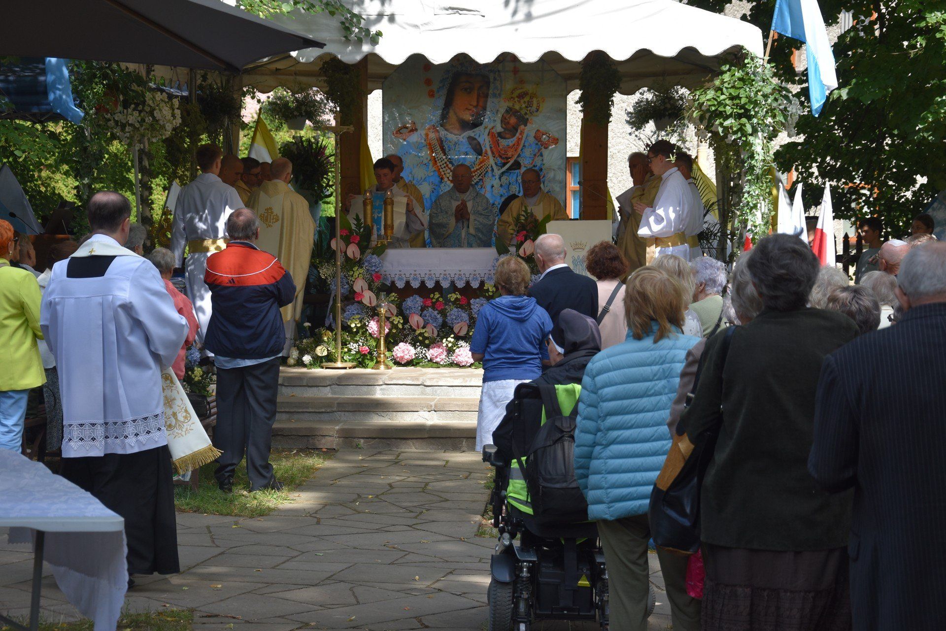 Odpust w sanktuarium Matki Bożej Szkaplerznej na Burku w Tarnowie. Codziennie na msze św. odpustowe do drewnianego kościółka nad Wątokiem licznie przybywają wierni, także w zorganizowanych pielgrzymkach