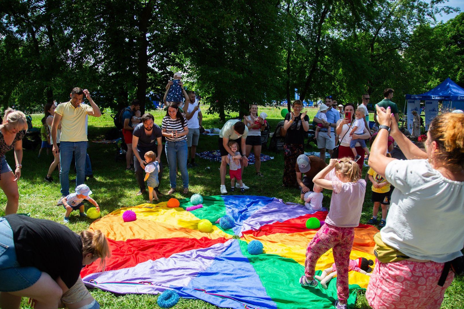 25 maja (niedziela), 11:00–19:00, tereny zielone przy TAURON Arenie Kraków!Pod hasłem „Rodzina to drużyna – zdrowe relacje, zdrowe wybory” czeka na Was moc atrakcji:  bezpłatne badania i porady zdrowotne, pokazy psów ratowniczych i służb mundurowych, gry, warsztaty, konkursy, strefa dmuchańców, fitness, baby joga, ninja kids, występy artystyczne i koncert Mateusza Mijala (godz. 18:00), słodkości od Wawelobusa i Minimelts.Wstęp wolny!