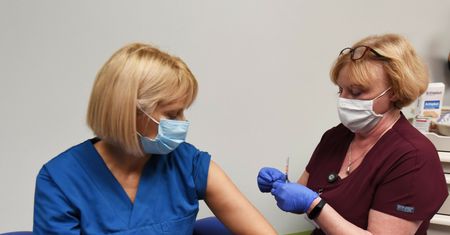 Koronawirus w Polsce. Coraz mniej medyków choruje na COVID-19