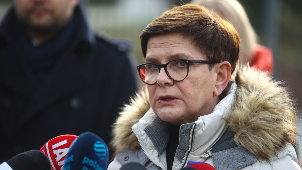 Kraków, 05.01.2024. Europoseł PiS Beata Szydło podczas konferencji prasowej polityków partii, przed siedzibą krakowskiego oddziału Telewizji Polskiej w Krakowie, 5 bm. (mr) PAP/Łukasz Gągulski