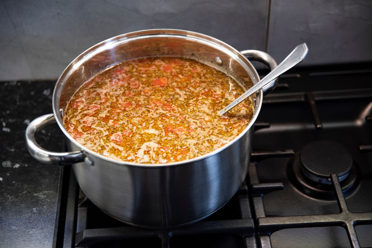 To najgorszy błąd popełniany podczas gotowania zupy. Wiele osób robi to nieświadomie
