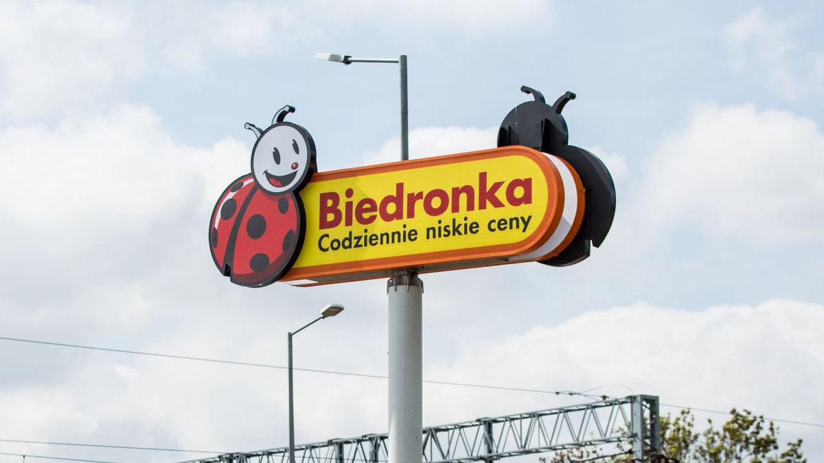 Biedronka stała się wypożyczalnią książek. Oto na czym stanęło po gigantycznej burzy 