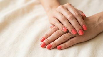 "Coral nails" idealne na lato. Alternatywa dla clean girl manicure
